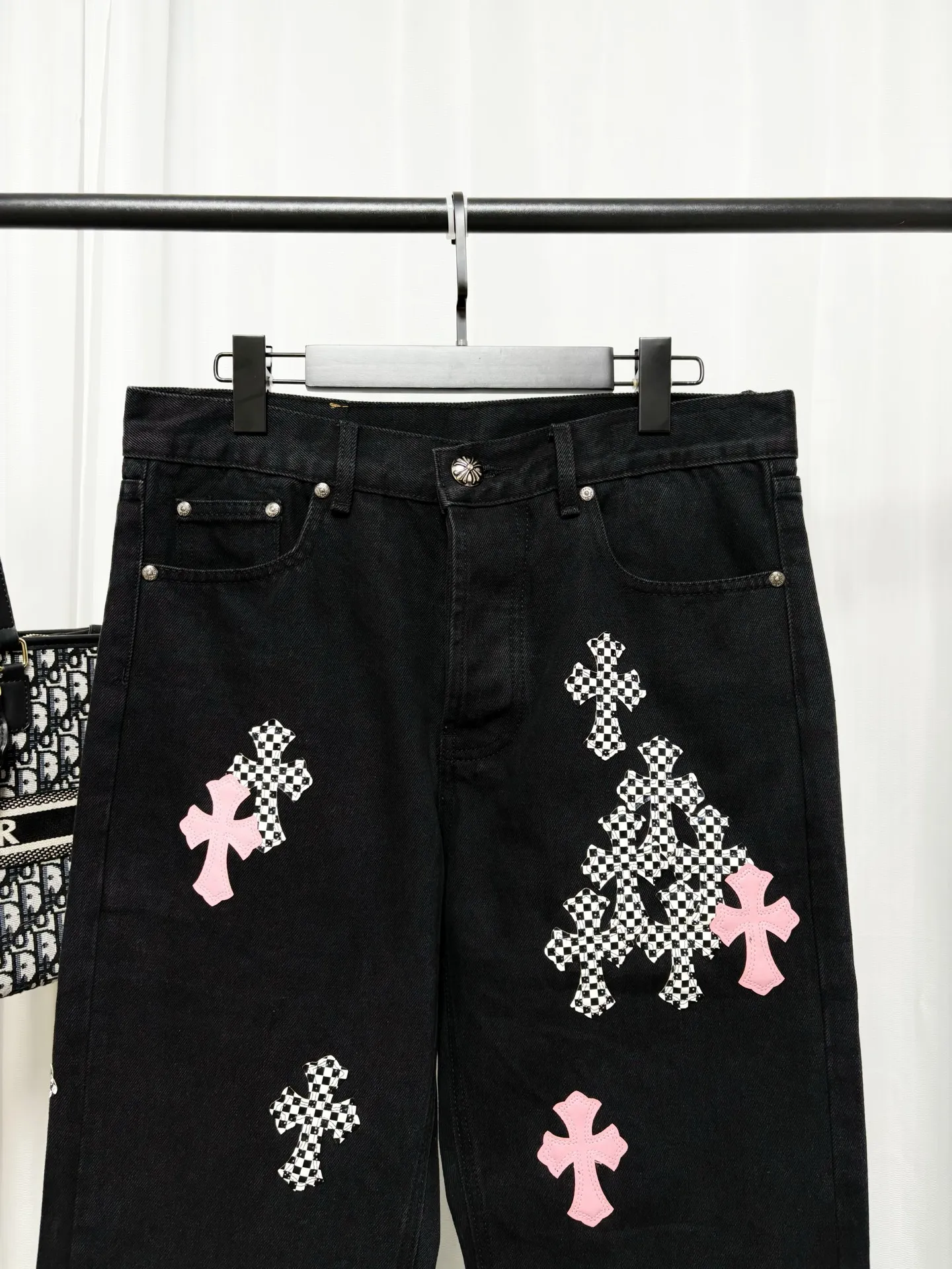 Chrome Hearts Chrome Hearts ×Levi’s 。 ， ；Levi’s Classic ， ， Retro 。 Pink Genuine Leather +Black White ， ， ， 。 ✅ ：Pink Genuine Leather ， ， ， ， ， ， ， ， 。 ✅ ： 、 Retro ， ；Levi’s 、 ， ， 。 ，